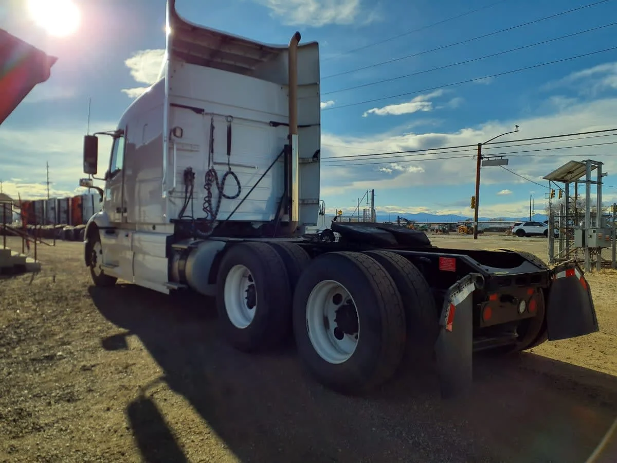 2019 Volvo VNR 640 - image 4