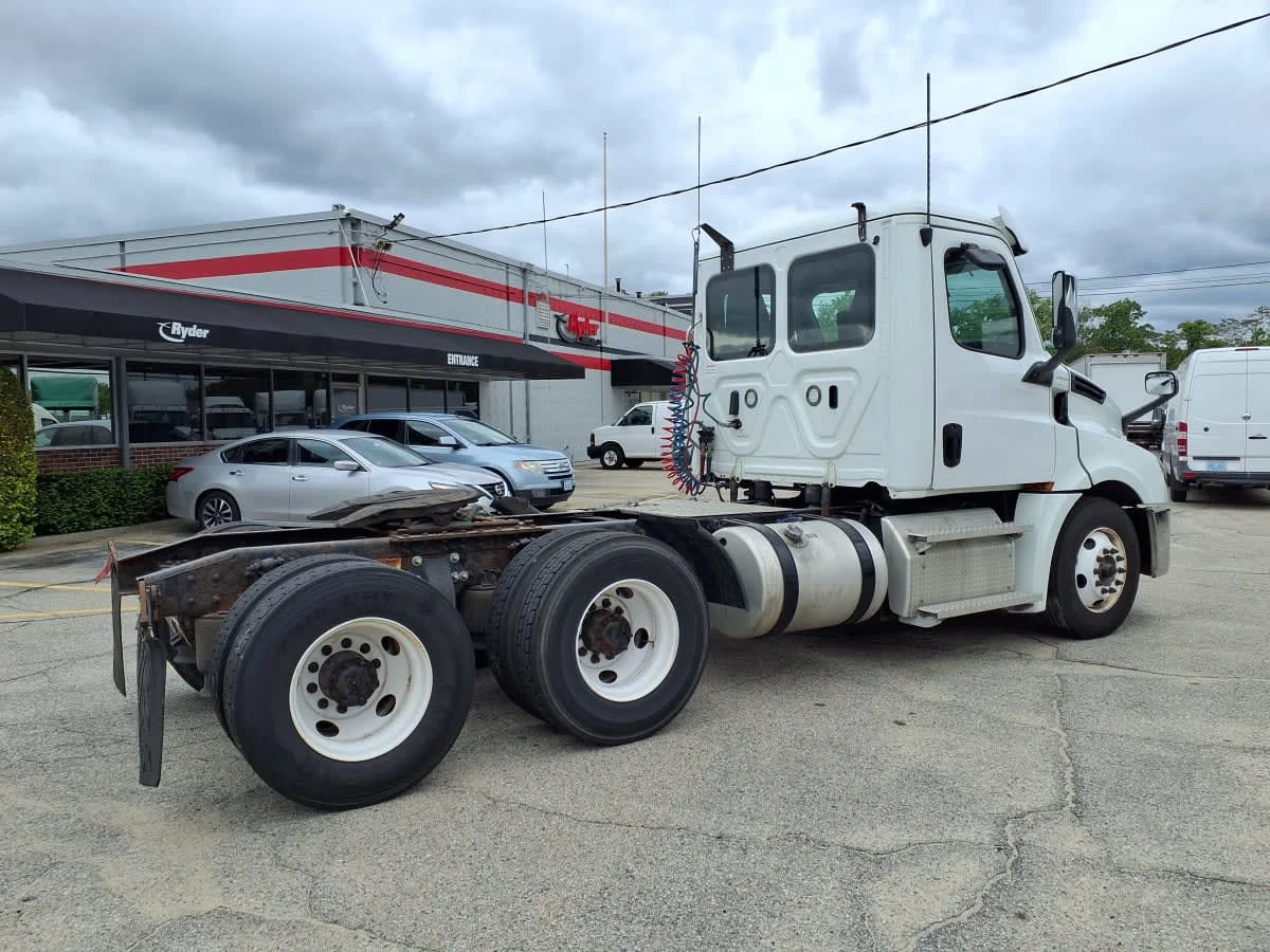 2019 Freightliner Cascadia - image 4