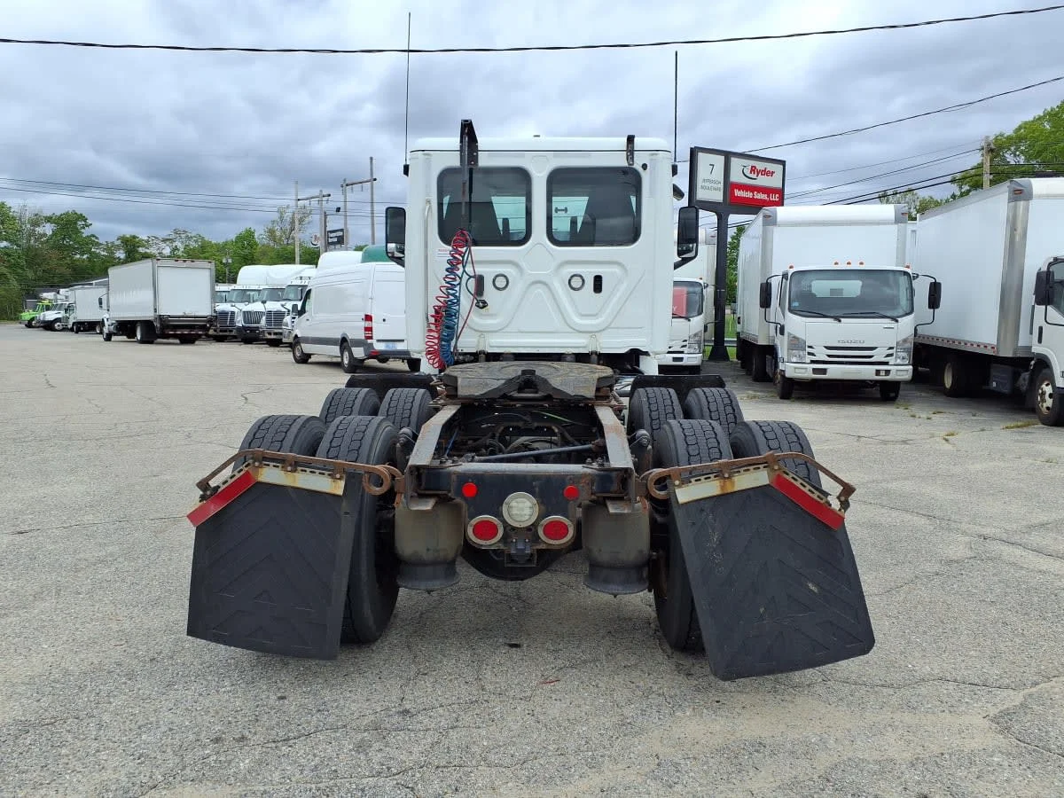 2019 Freightliner Cascadia - image 5