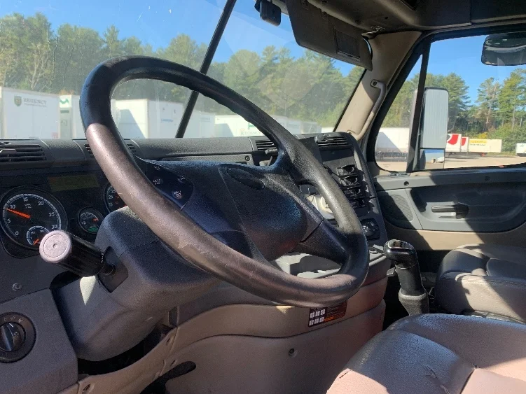 2019 Freightliner Cascadia - image 10