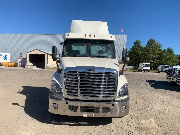 2019 Freightliner Cascadia - image 2