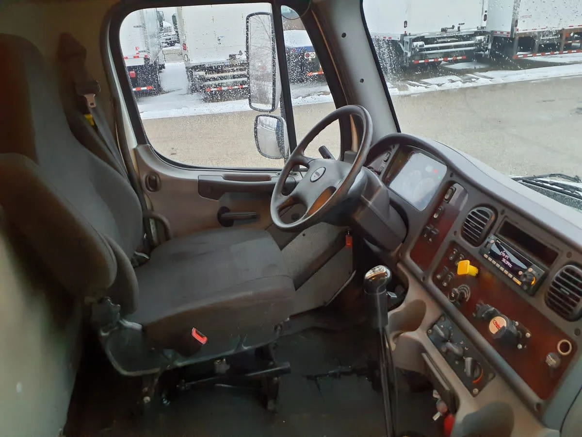 2015 Freightliner M2 106 - image 7