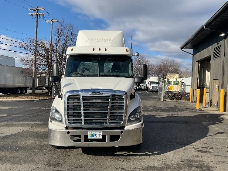 2017 Freightliner Cascadia - image 2