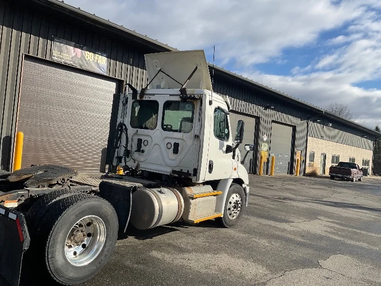 2017 Freightliner Cascadia - image 7