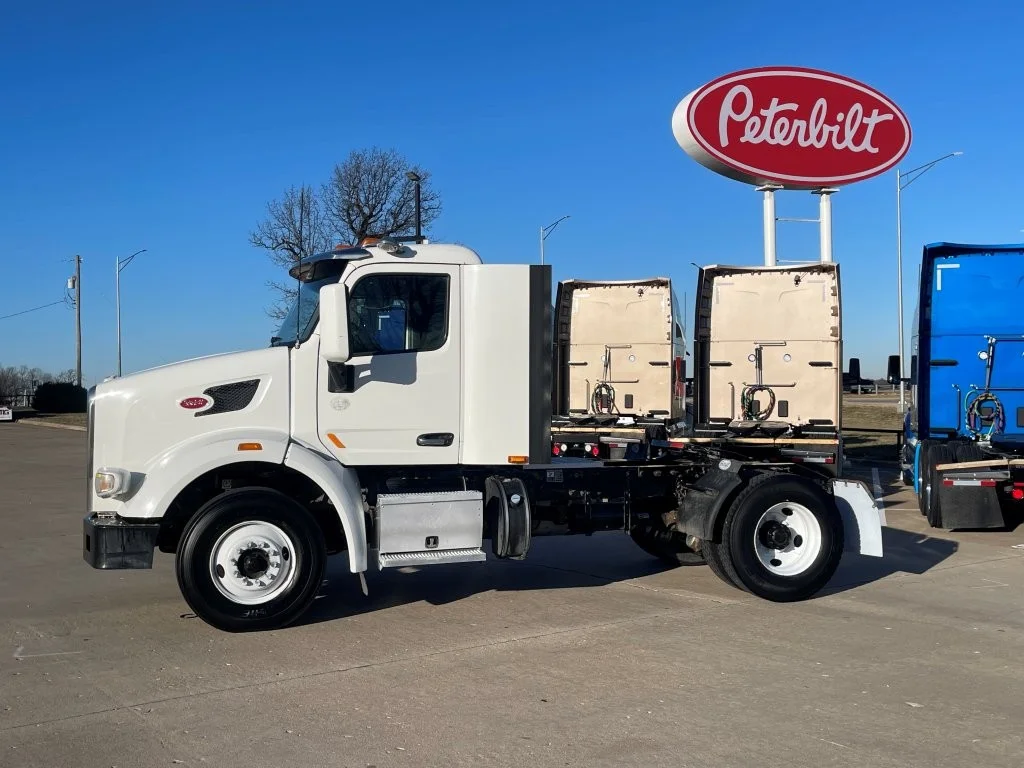 2015 Peterbilt 567 - image 2