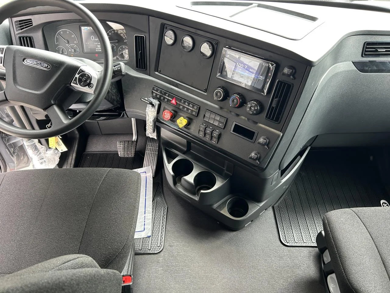 2027 Freightliner Cascadia in Pacific, WA — photo 9