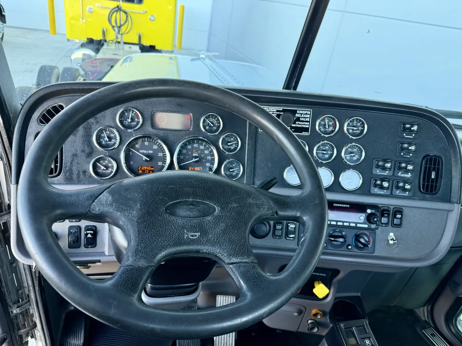 2018 Peterbilt 389 - image 16