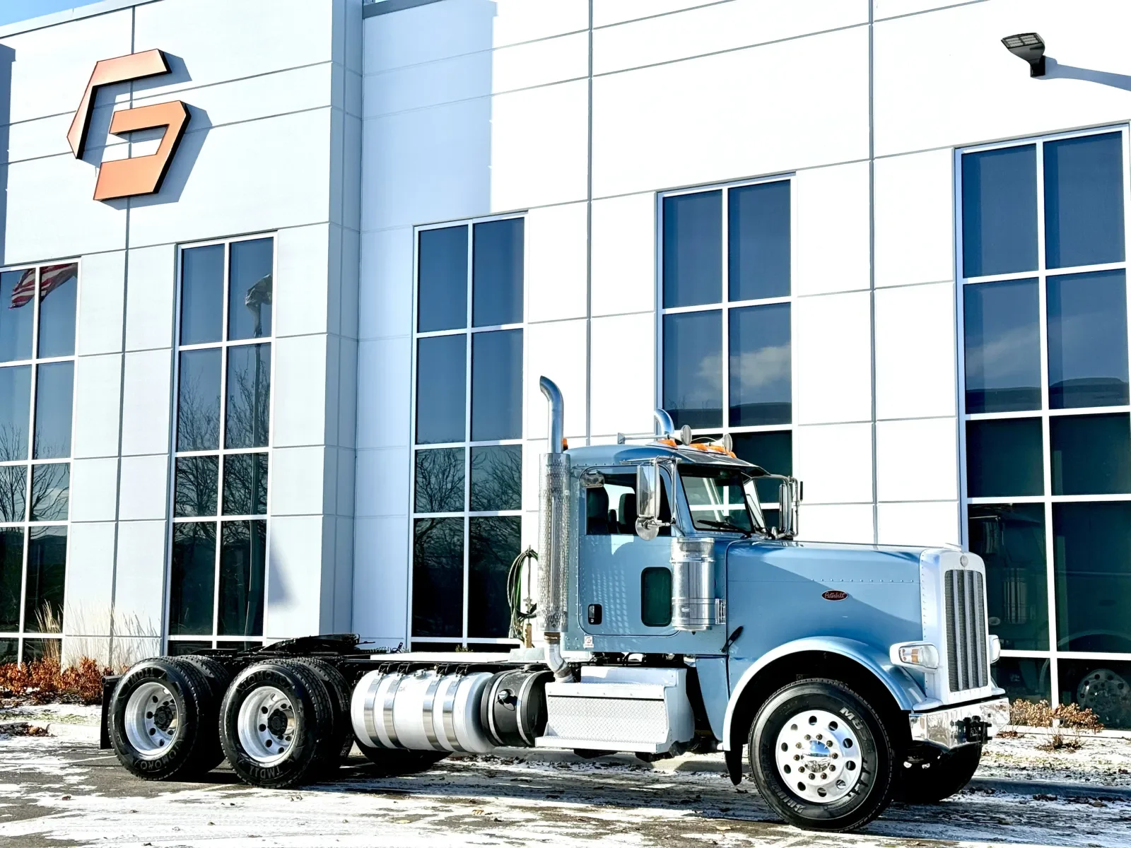 2018 Peterbilt 389 in New Lenox, IL — photo 2