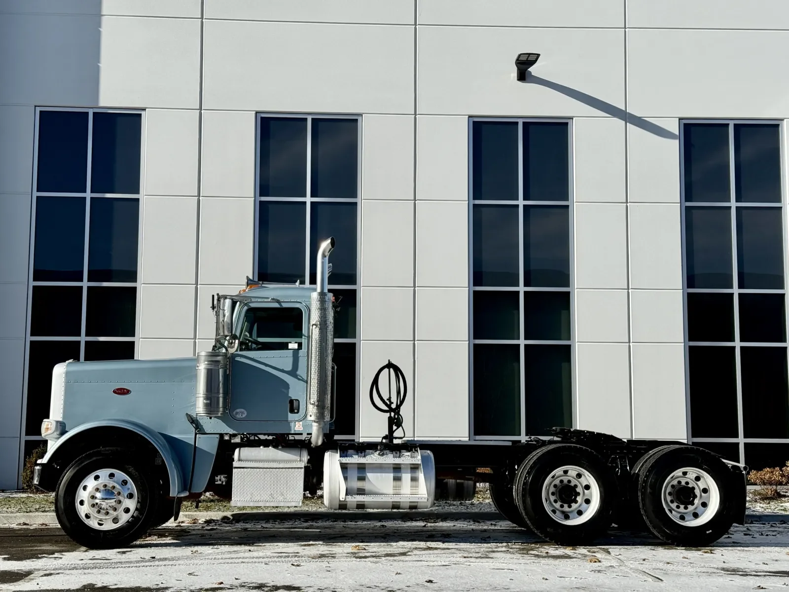 2018 Peterbilt 389 in New Lenox, IL — photo 4
