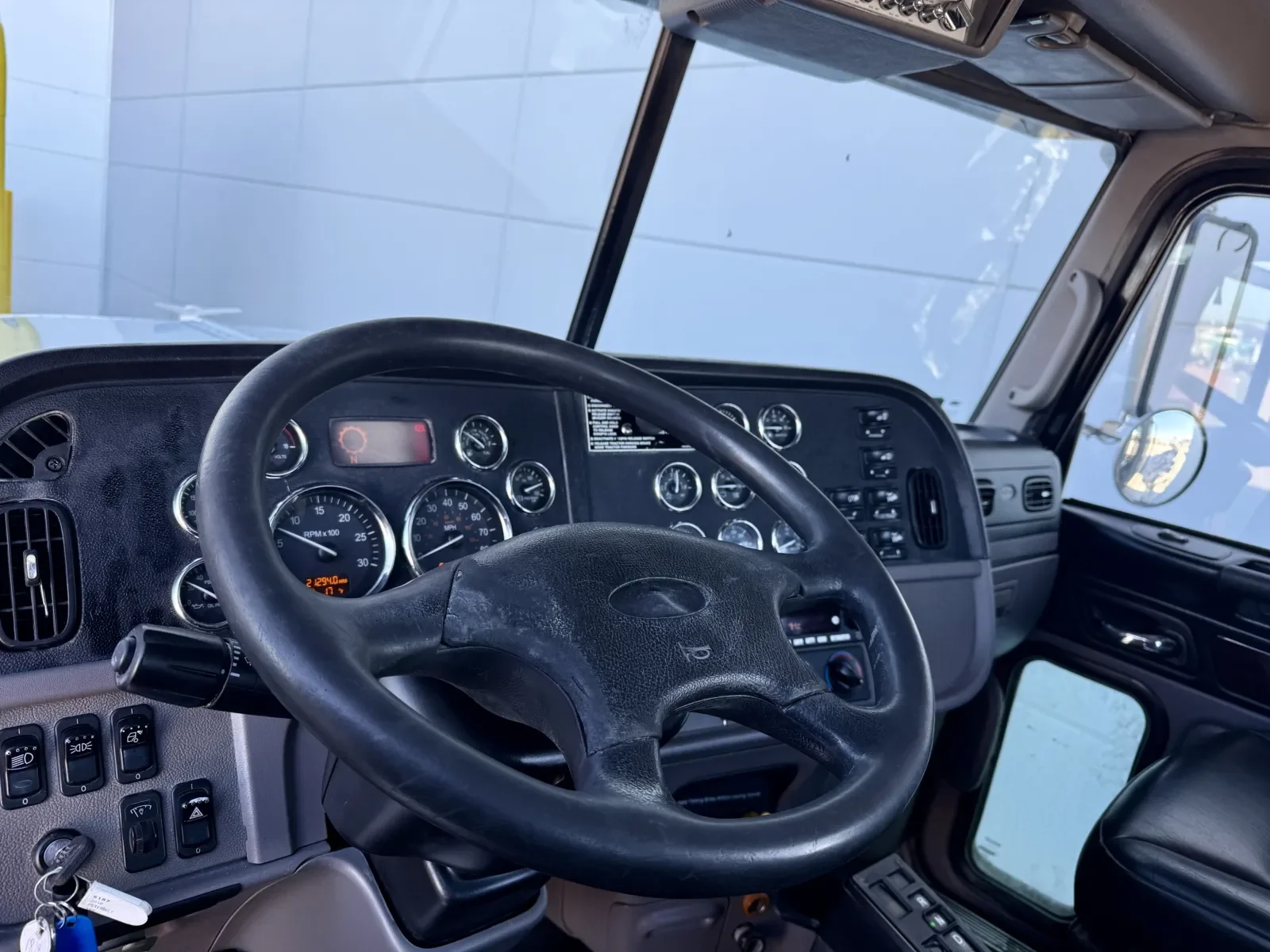 2018 Peterbilt 389 in New Lenox, IL — photo 15
