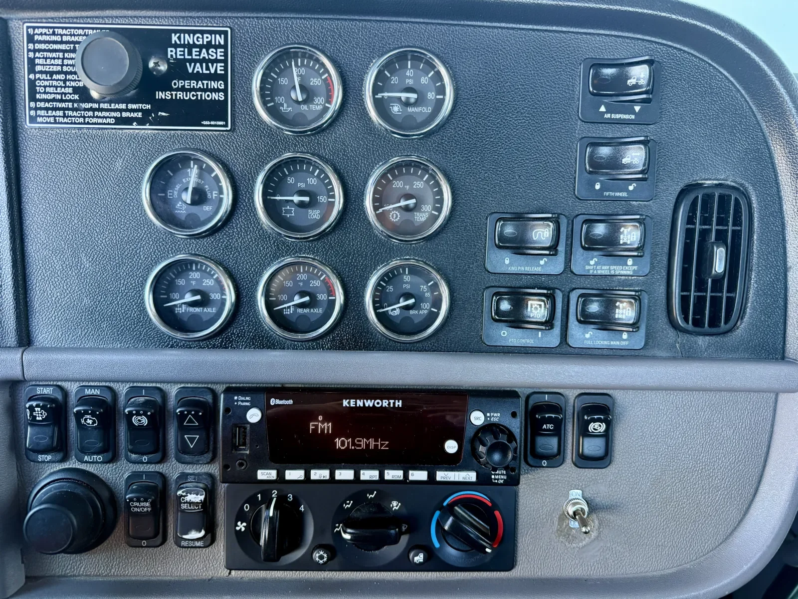 2018 Peterbilt 389 in New Lenox, IL — photo 18