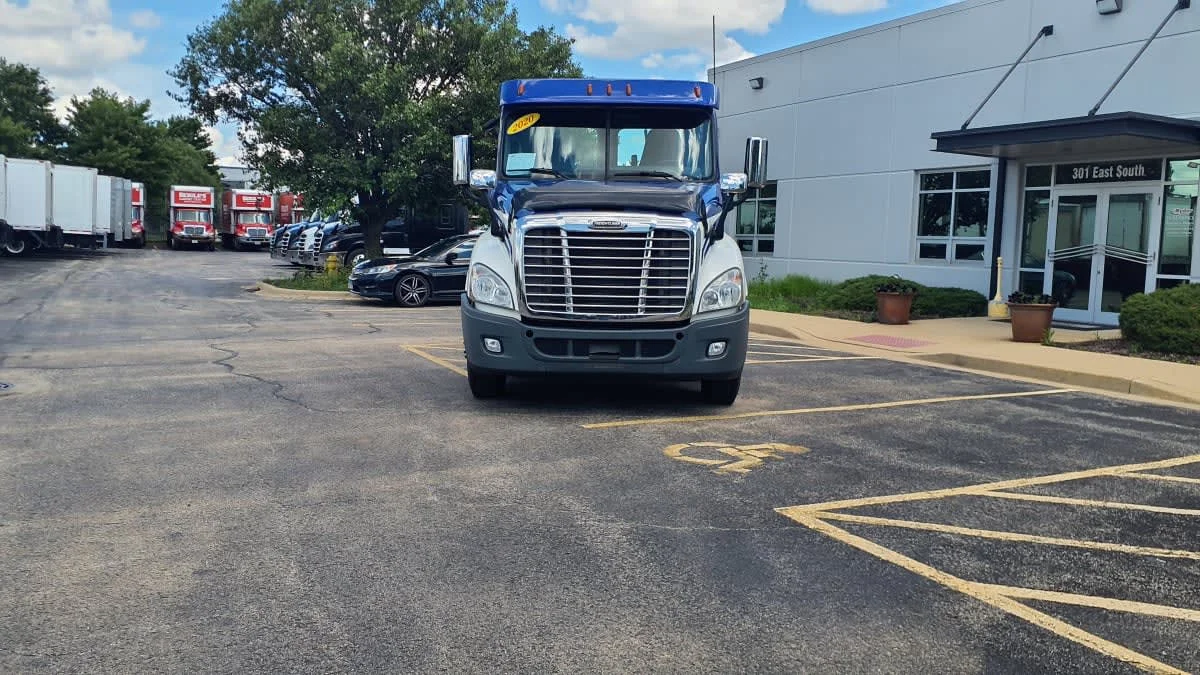 2020 Freightliner Cascadia in Bolingbrook, IL — photo 2