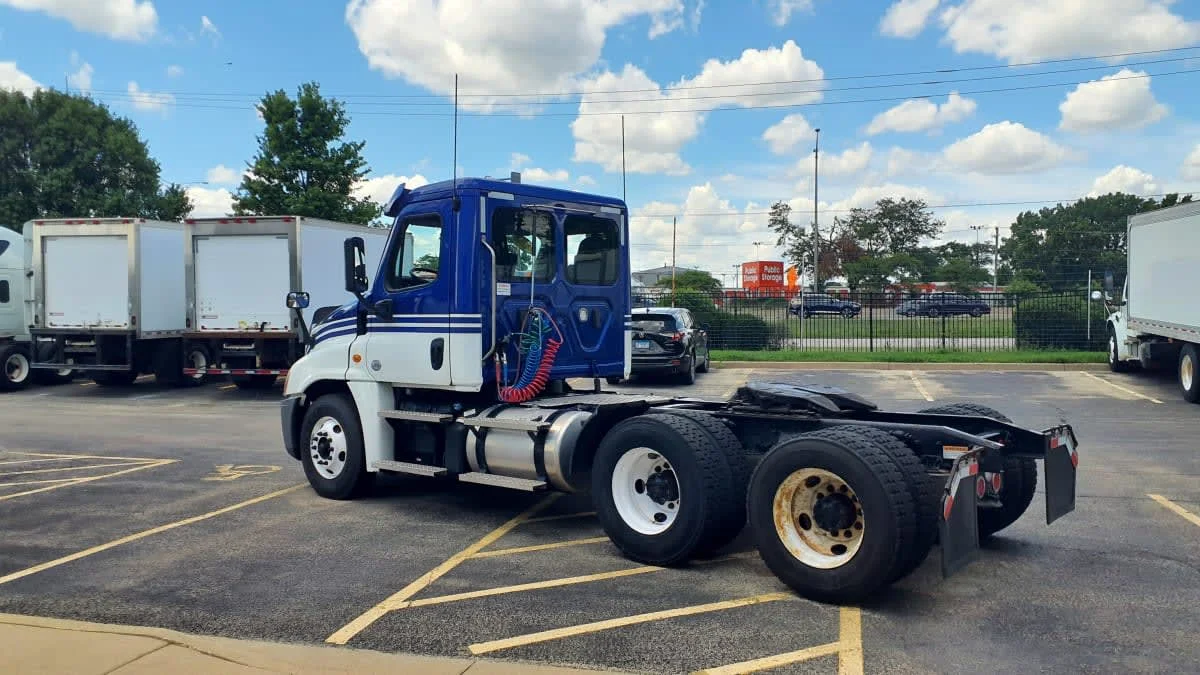 2020 Freightliner Cascadia in Bolingbrook, IL — photo 6