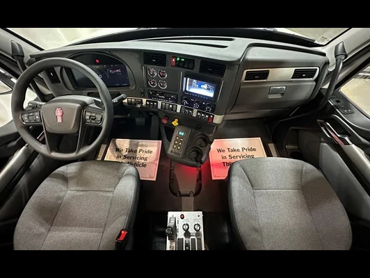 2027 Kenworth T880 in Kansas City, MO — photo 2