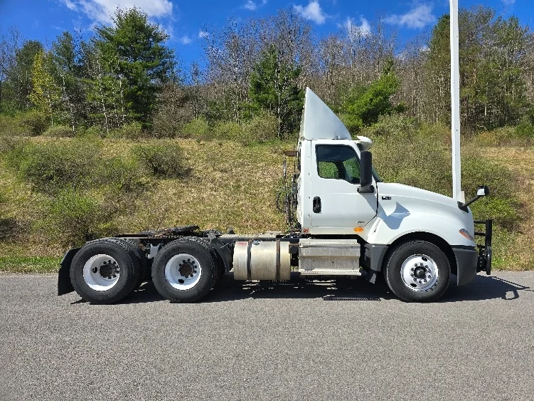 2019 International LT in Cranbury, NJ — photo 8