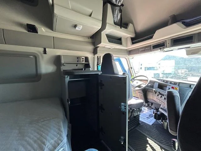 2026 Volvo VNL 860 - image 9