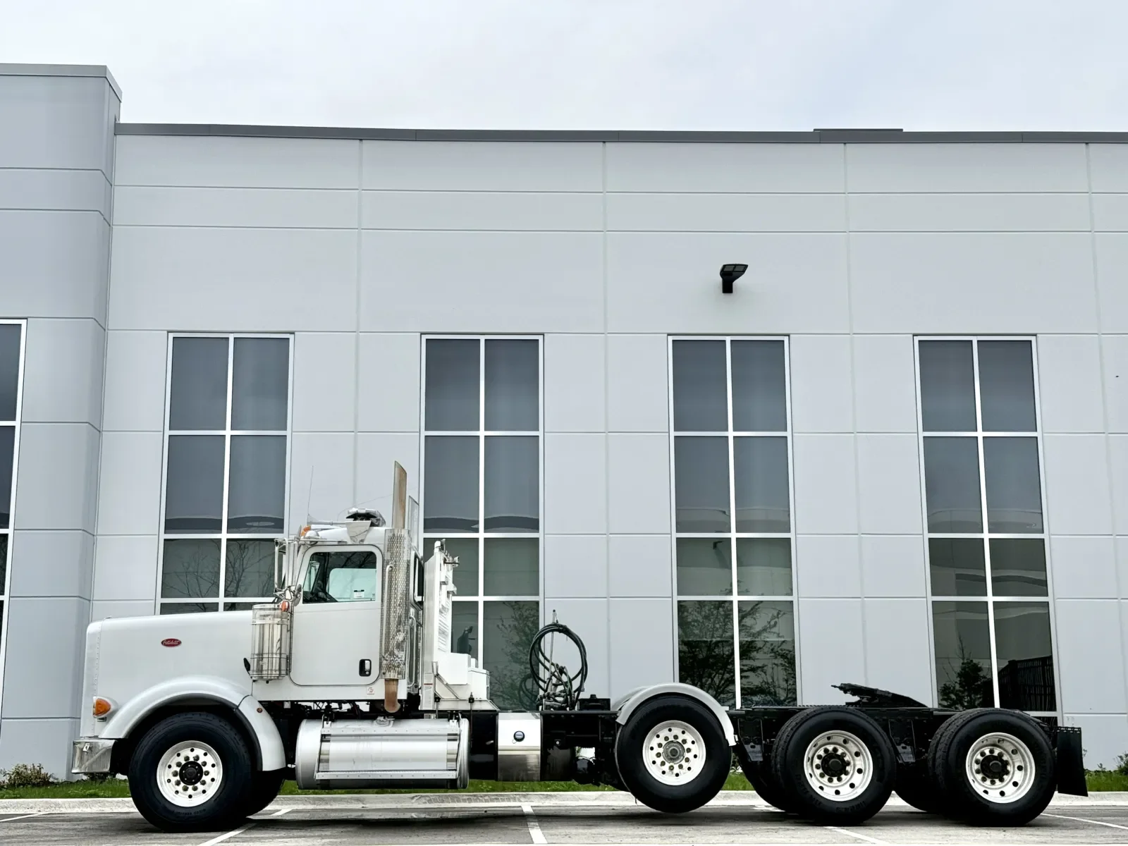 2014 Peterbilt 367 in New Lenox, IL — photo 4