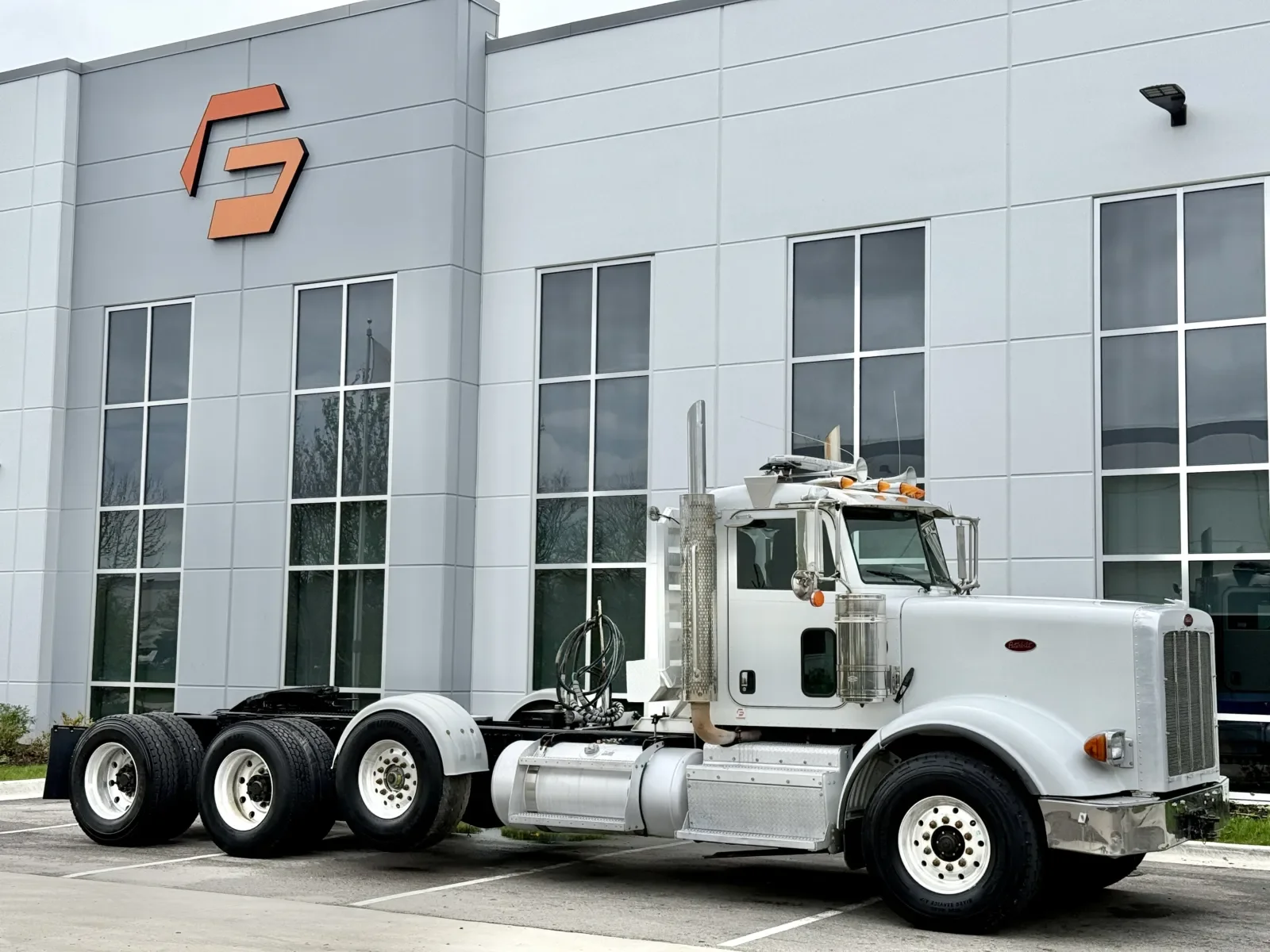 2014 Peterbilt 367 in New Lenox, IL — photo 2