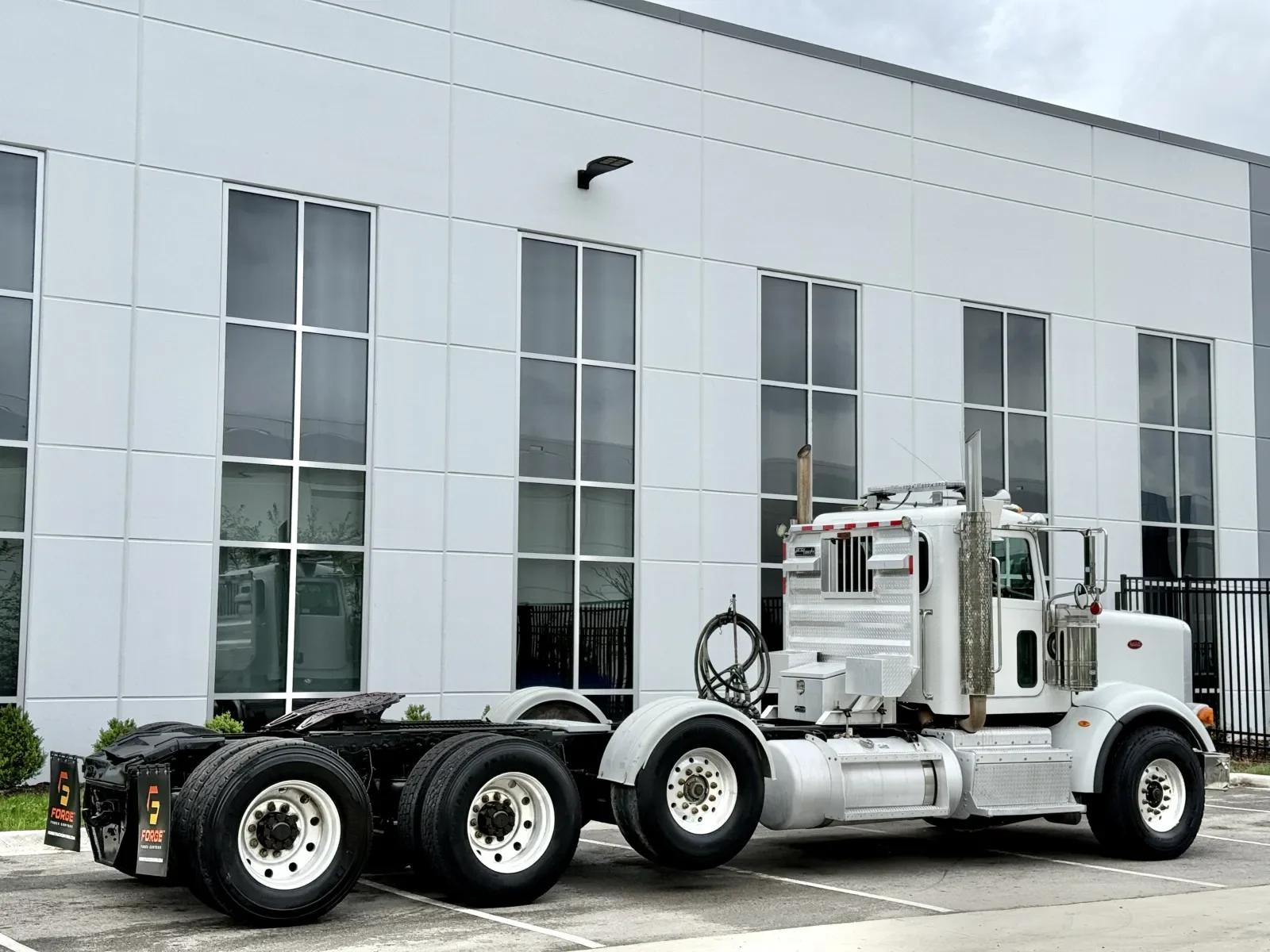 2014 Peterbilt 367 in New Lenox, IL — photo 5