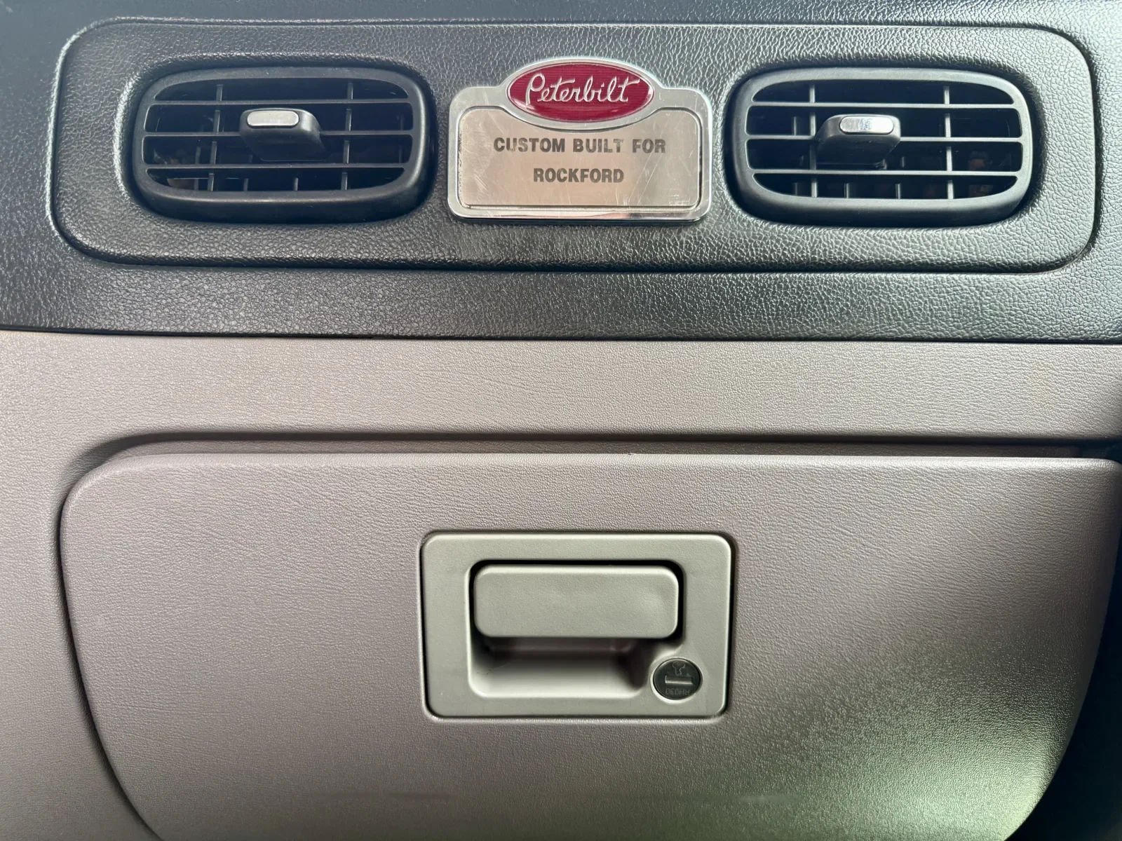 2014 Peterbilt 367 in New Lenox, IL — photo 19