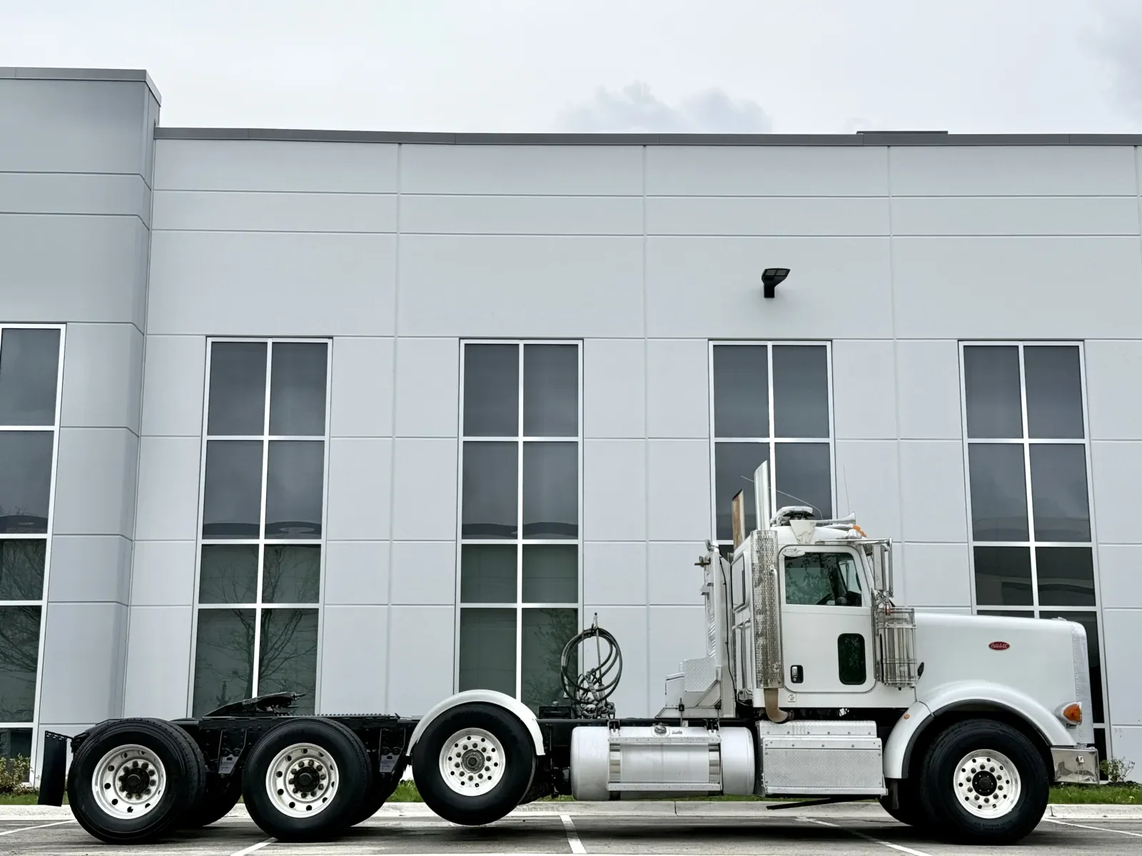 2014 Peterbilt 367 in New Lenox, IL — photo 3