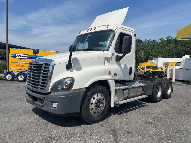 2019 Freightliner Cascadia - image 3
