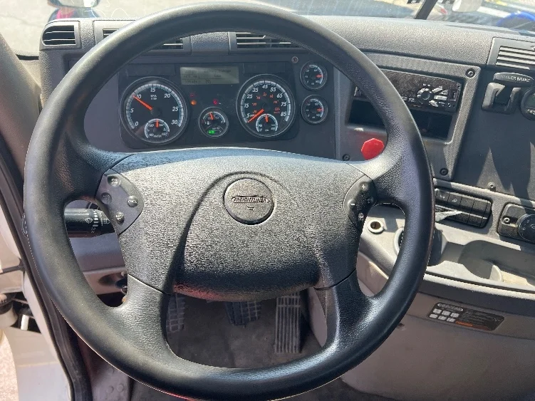 2019 Freightliner Cascadia - image 10