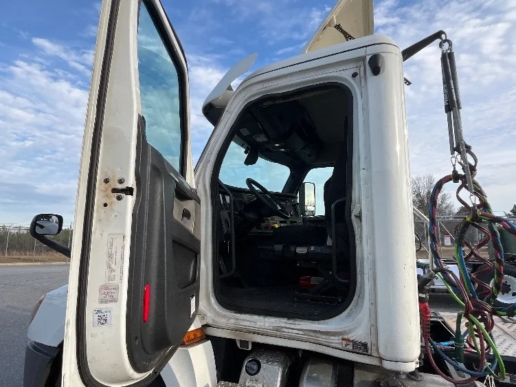 2020 Freightliner Cascadia - image 9