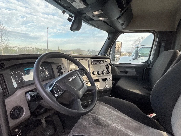 2020 Freightliner Cascadia - image 10