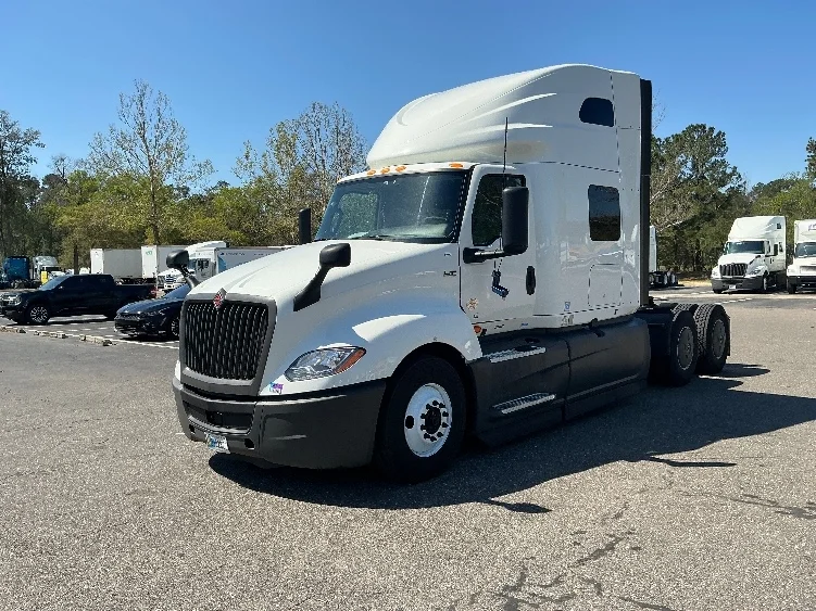 2023 International LT in Jacksonville, FL — photo 3