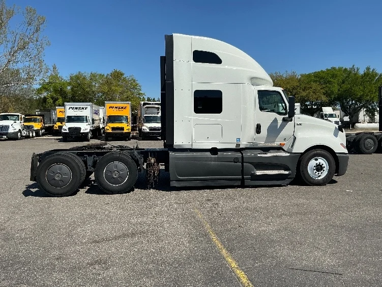 2023 International LT in Jacksonville, FL — photo 8