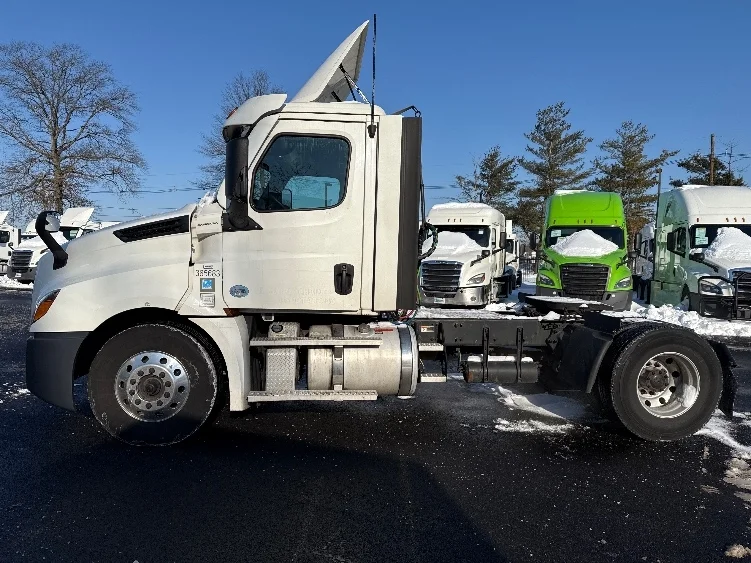 2020 Freightliner Cascadia - image 4