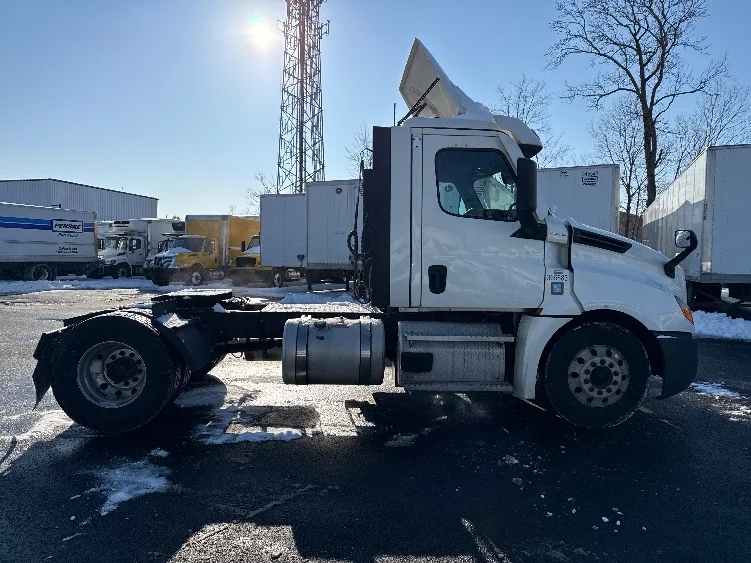 2020 Freightliner Cascadia - image 8