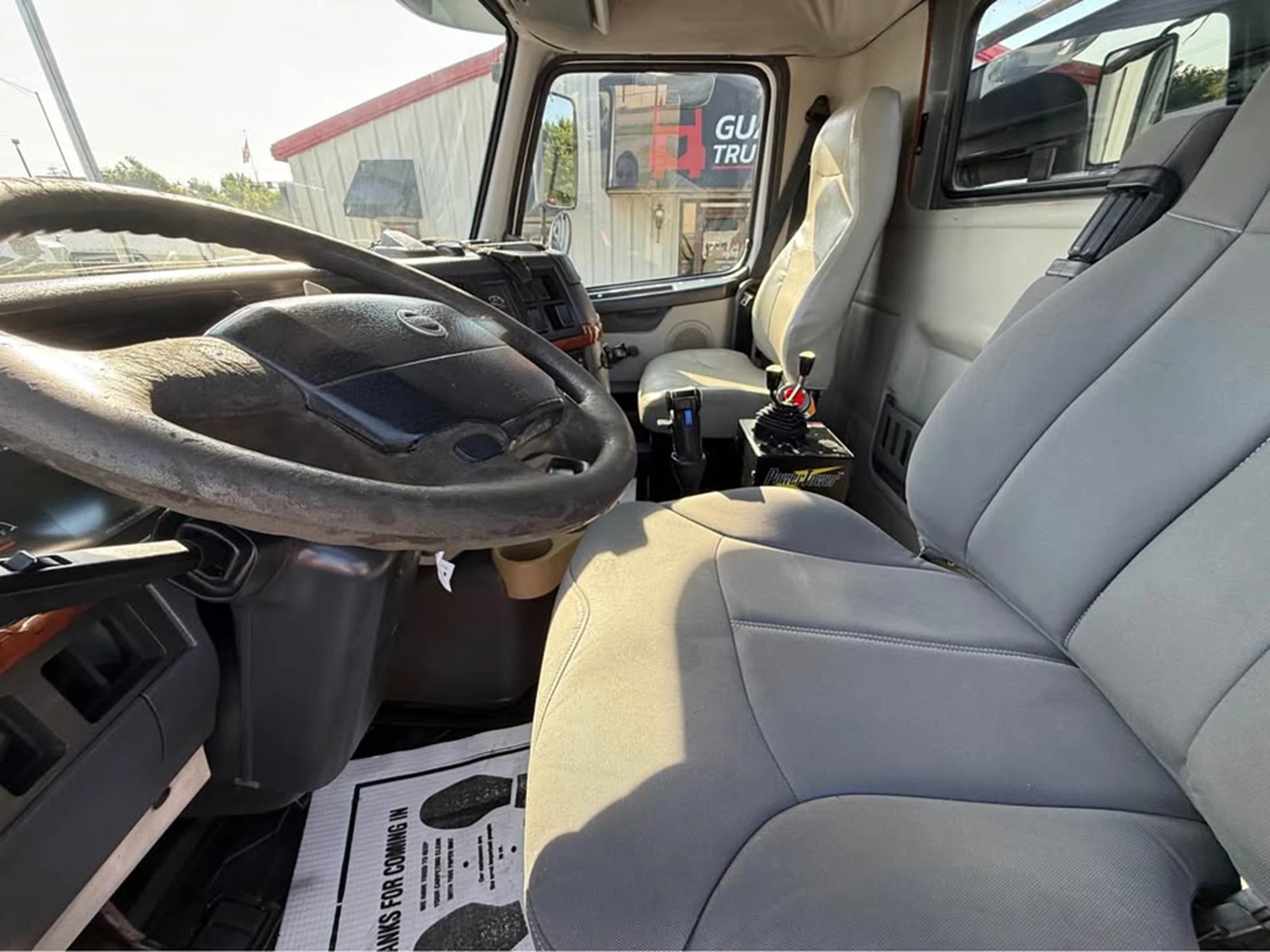 2012 Volvo VNL 300 in La Vergne — photo 11