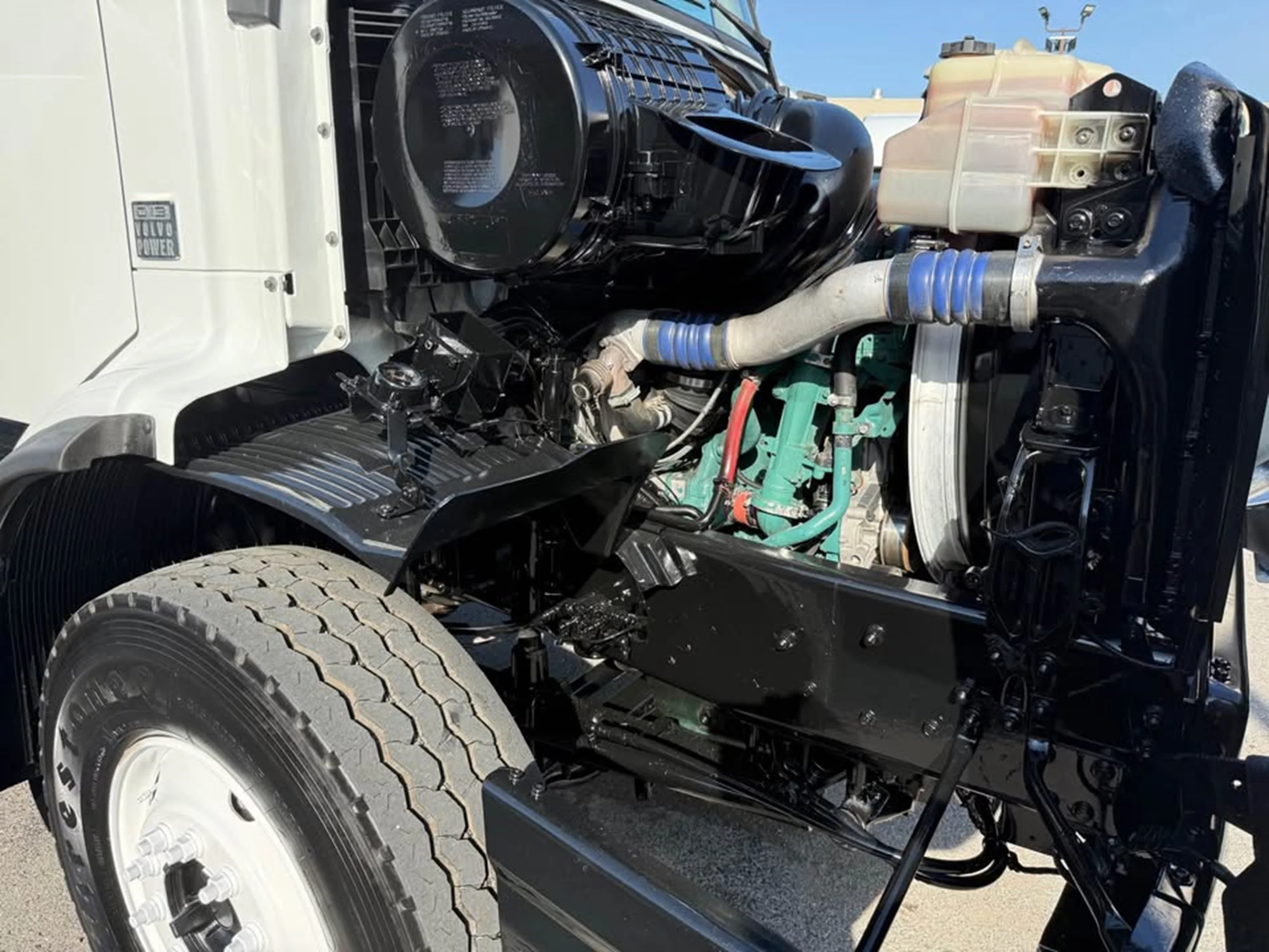 2012 Volvo VNL 300 in La Vergne — photo 8