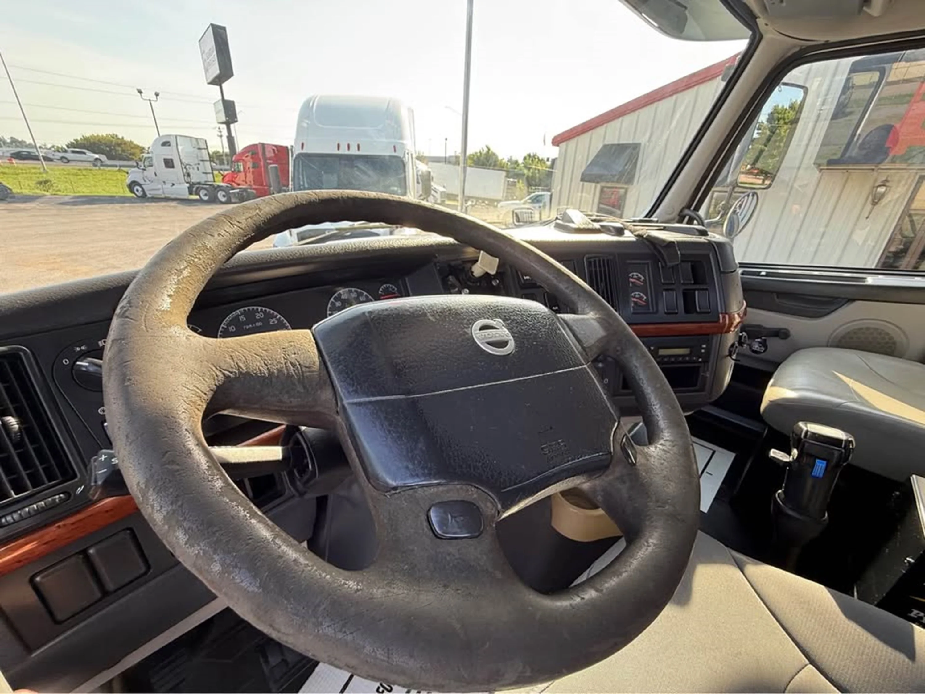 2012 Volvo VNL 300 in La Vergne — photo 13