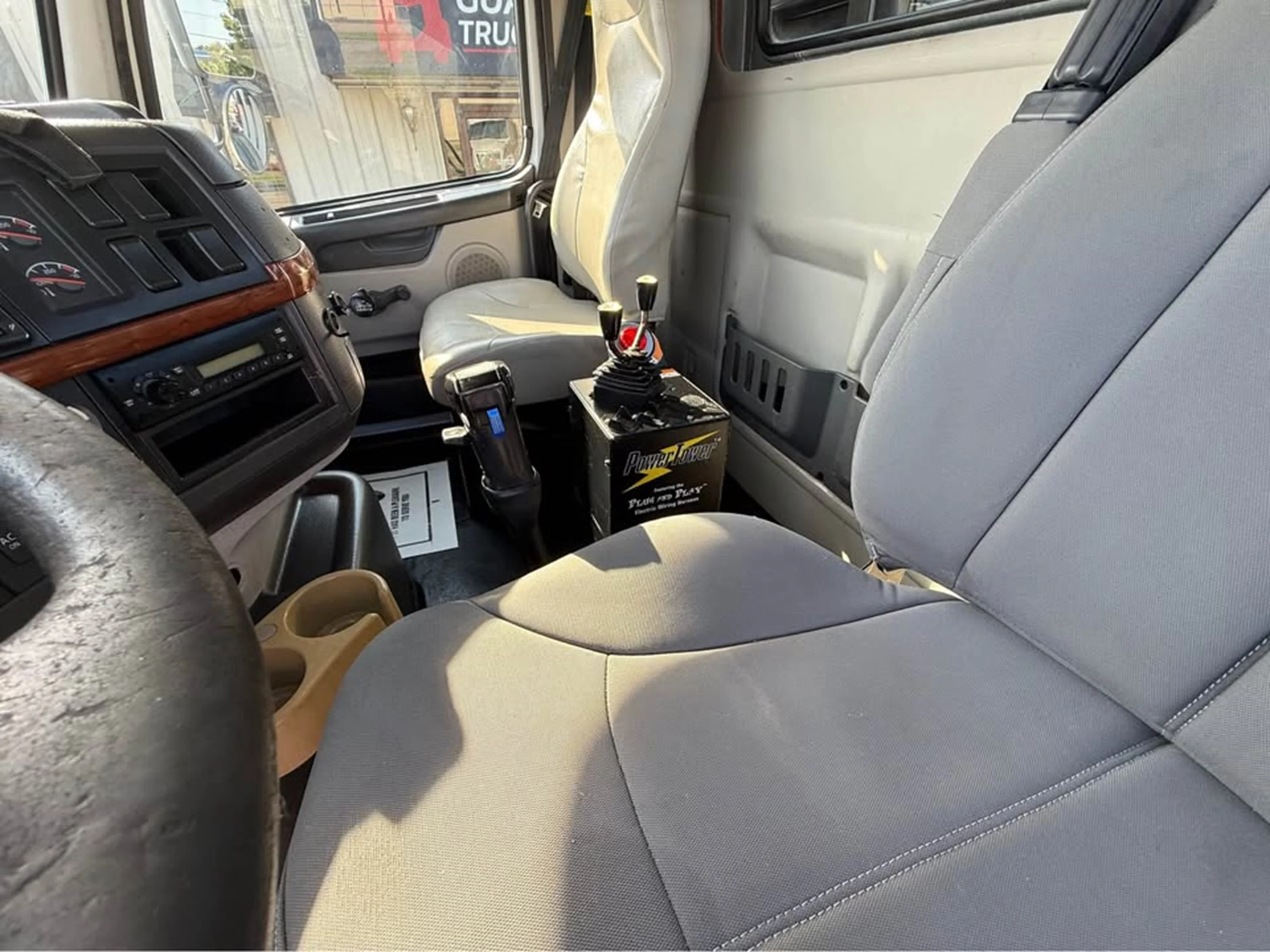 2012 Volvo VNL 300 in La Vergne — photo 12