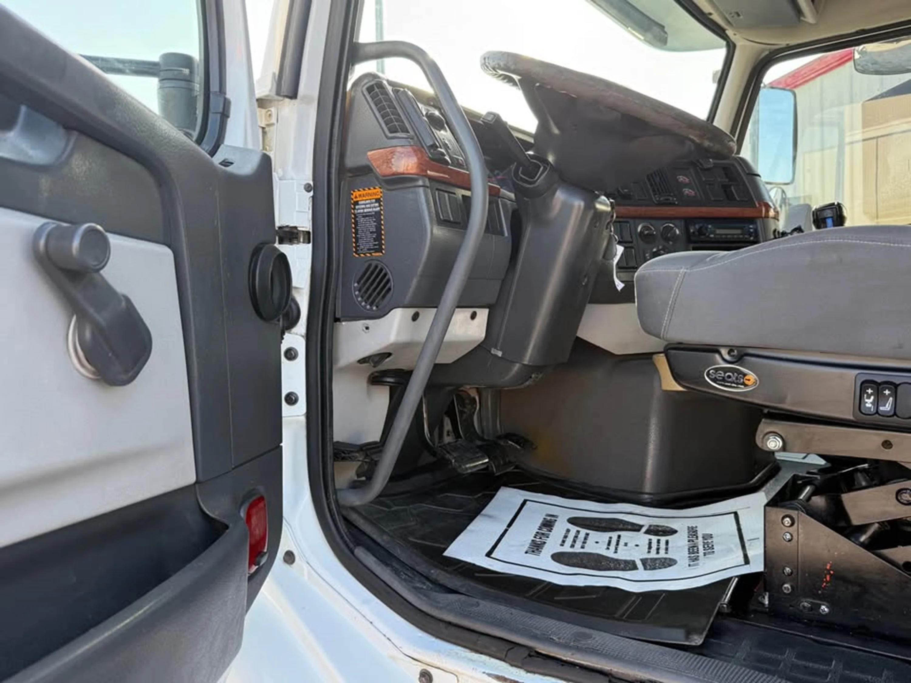 2012 Volvo VNL 300 in La Vergne — photo 10
