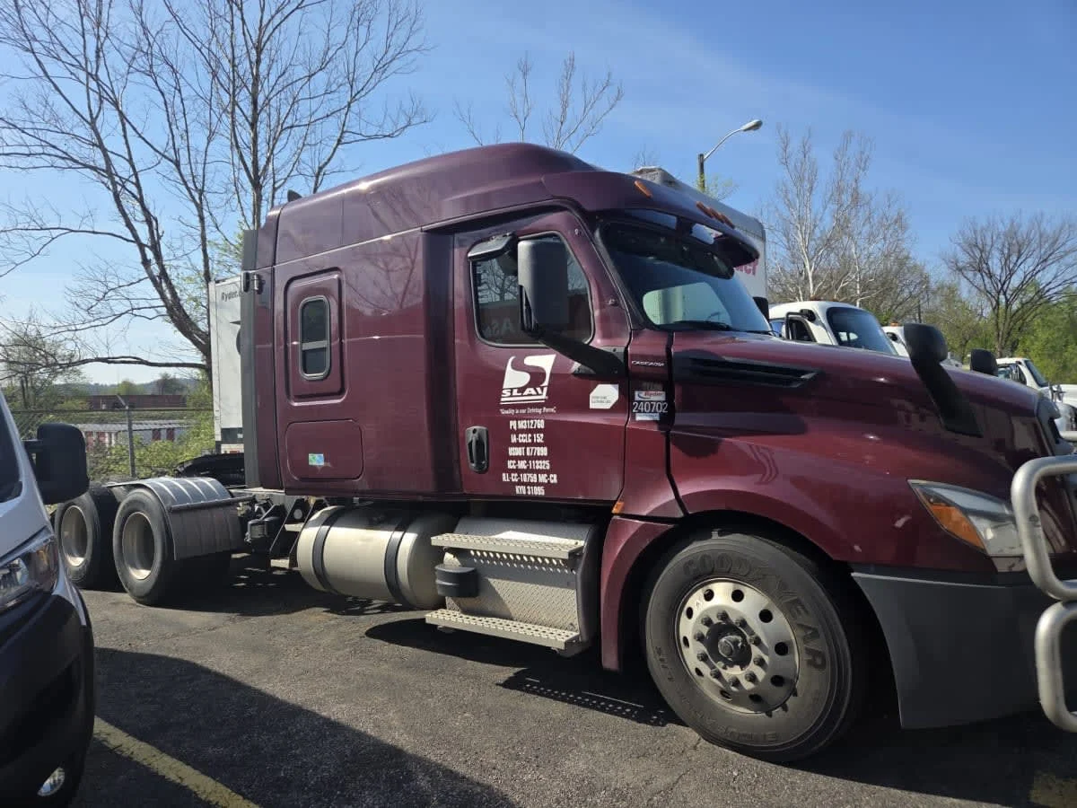 2020 Freightliner Cascadia in Knoxville, TN — photo 8