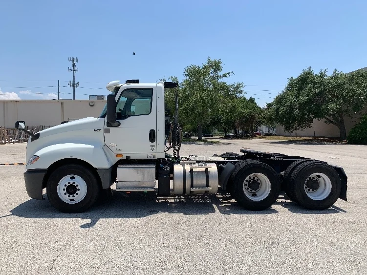 2019 International LT in Tampa, FL — photo 4