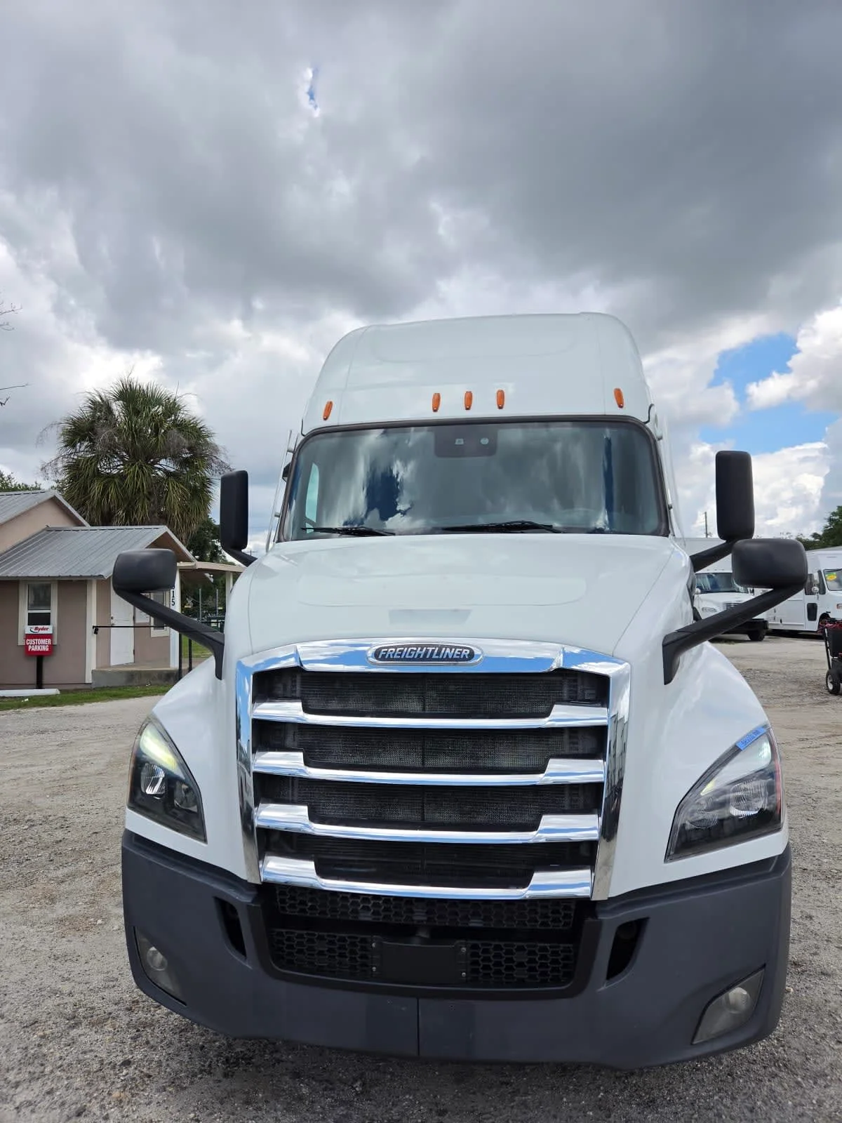 2022 Freightliner Cascadia in Orlando, FL — photo 2
