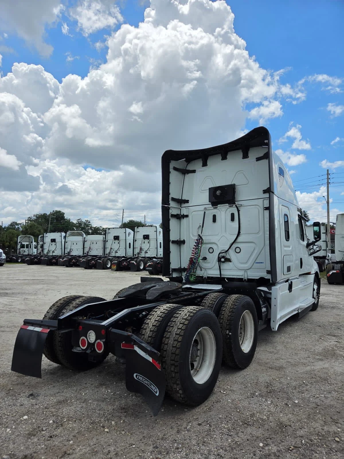 2022 Freightliner Cascadia in Orlando, FL — photo 4