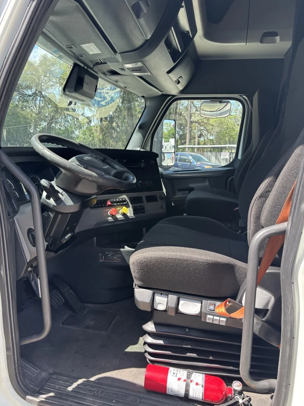 2022 Freightliner Cascadia in Jacksonville, FL — photo 9