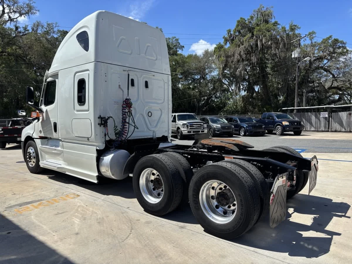 2022 Freightliner Cascadia in Jacksonville, FL — photo 6