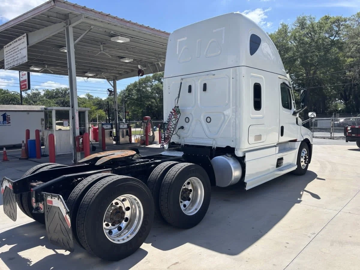 2022 Freightliner Cascadia in Jacksonville, FL — photo 5
