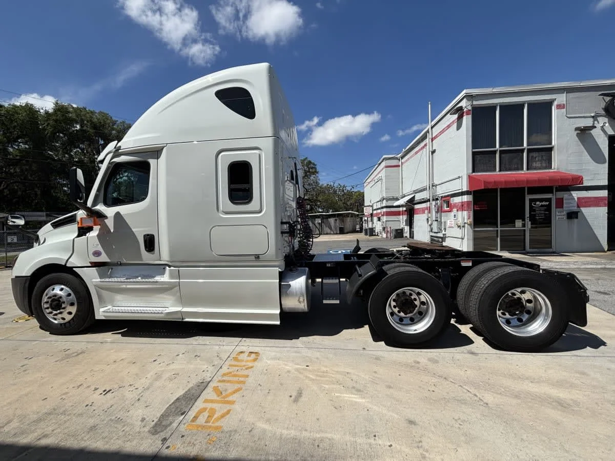 2022 Freightliner Cascadia in Jacksonville, FL — photo 4