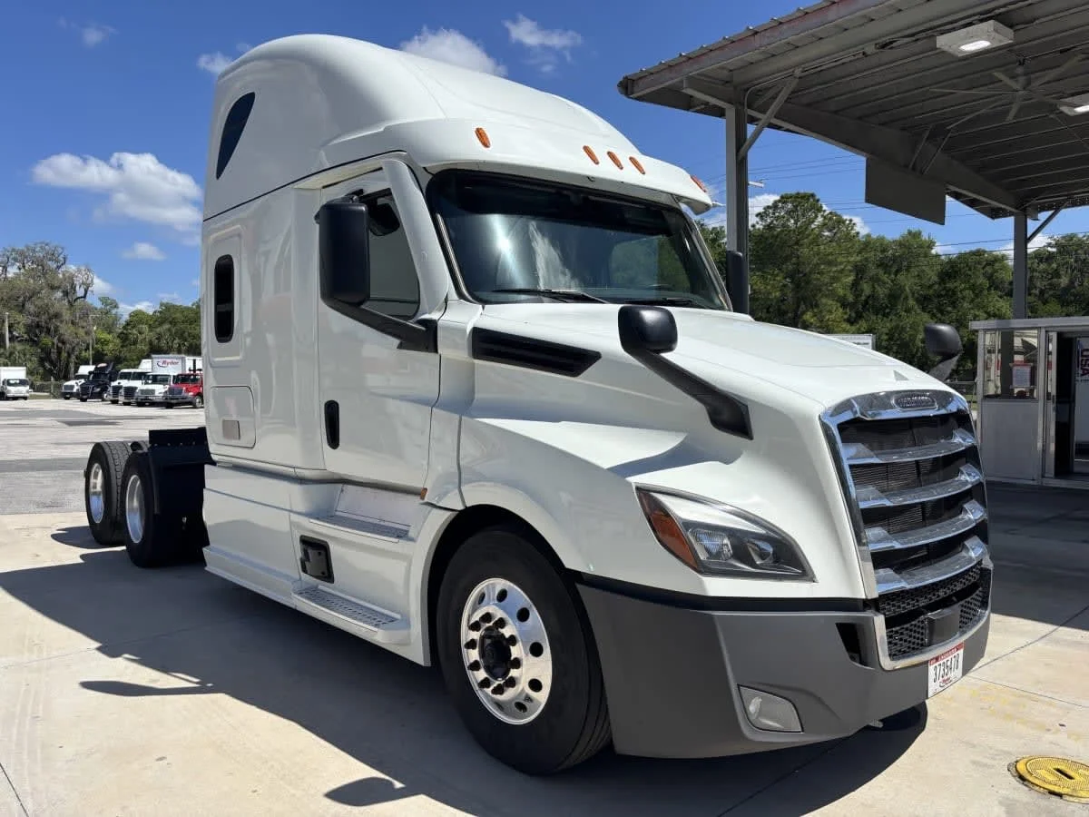 2022 Freightliner Cascadia in Jacksonville, FL — photo 3