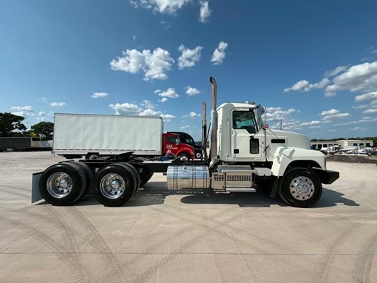 2019 Mack Pinnacle in Tulsa, OK — photo 2