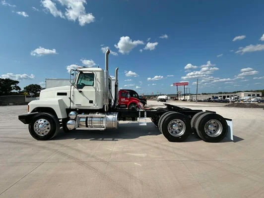 2019 Mack Pinnacle in Tulsa, OK — photo 9