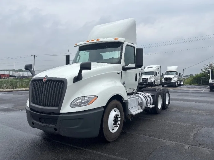 2020 International LT - image 3